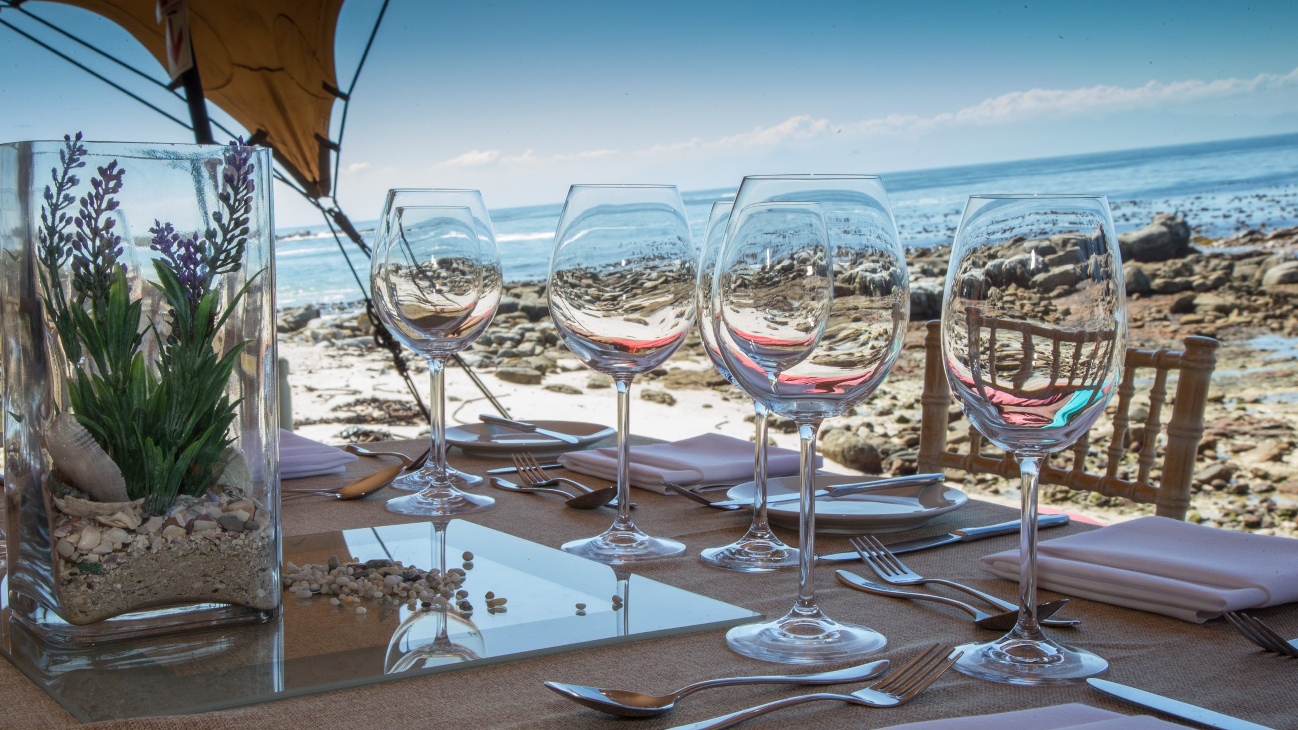 White plates arranged on a coastal event table